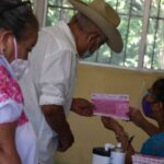 AMLO califica de politiquería las sanciones del INE por influencers